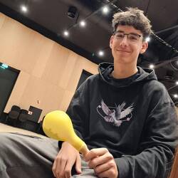 Vincent gibt alles beim Rasseln