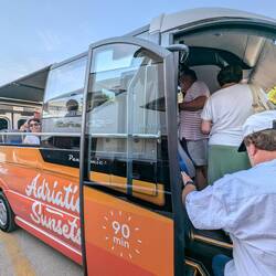 Einer von zwei Cabriobussen
