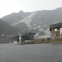 Riesiger Parkplatz vorm Gletscherrestaurant mit etwas Restriktionen au dem Berg.