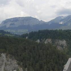 Schmale Straße oberhalb der Rheinschlucht