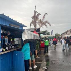 Rainy marché - um 10:00 ist wohl eine gängige Wein-Zeit hier
