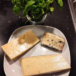 Souvenir aus der Saluhall in Vadstena: Mackmyra Whisky-Käse, Herrgård und Jürss Sörmlands Ädel.
