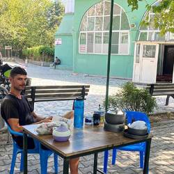 Mittagspause im Garten einer Moschee