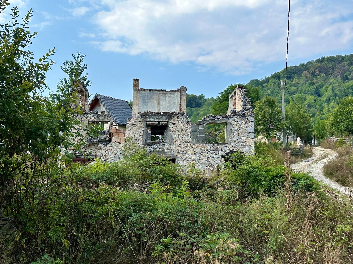Überbleibsel des Krieges und viele Familien hier gestorben