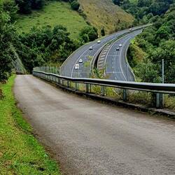 Un contraste terrible: mon chemin habituellement tranquille croise une autoroute 😒