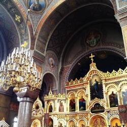 Mit üppiger Darstellung im inneren