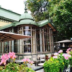 Altes Café im Park. So schön wie die Architektur so schön die Preise 🤪