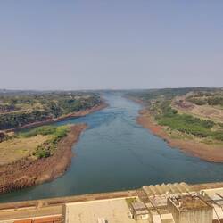 Der Fluss, der aus dem Staudamm fließt