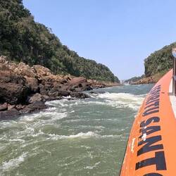 Wir fahren eine Weile den Fluss entlang