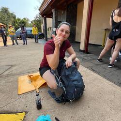 Bevor die Tour gleich startet, verpacken wir noch unsere Sachen