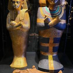 Wir schauen uns eine Pharaonen-Ausstellung an