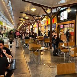 Die Mall hat zig solcher Essensläden