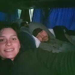 ...bevor er dann friedlich einschlummert. Gott sei Dank hat er eine Schlafbrille dabei!