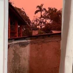 Ein Tag voller Dauerregen endet mit einem Weltuntergangs-Sonnenuntergang