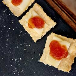 Kräcker mit Käse und Tomartenmarmelade (nicht so meins 🤢)