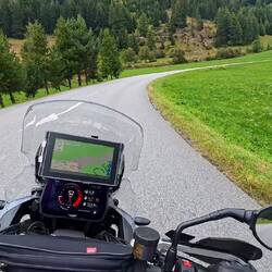 Im Grünen beginnt die Steigung auf den Iseran