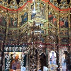 Die Ikonostase mit einem Heiligenbild, das von allen geküsst wurde