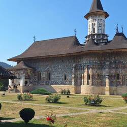 Die Klosterkirche mit ihren vielen Fresken außen wie innen