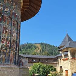 Die Wohn- und Wirtschaftshäuser sind in der Wehrmauer einfügt