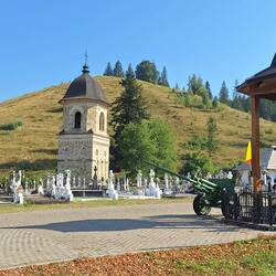 Der Friedhof, zünftig mit zwei Kanonen