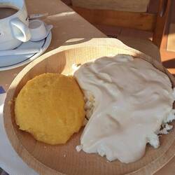 Maisbrei mit Schafskäse und Schmand