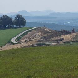 Straßenbaustelle mit Hangschnitt am idyllischen Triebenberg