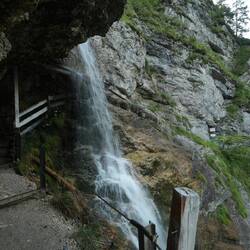 Staubfall. Der Weg geht unter dem Wasserfall durch.