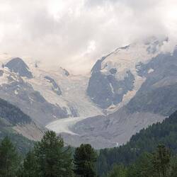 Das Braun-gelbe auf dem Morteratschgletscher ist Saharastaub.