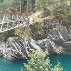 Stabile Fußgängerbrücke über den Hinterrhein