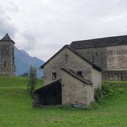 Am Ortsausgang diese schöne alte Kirche entdeckt.