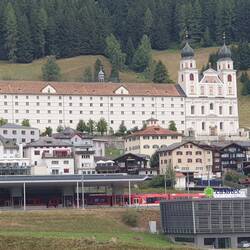 Das Kloster Disentis. Die zweitürmige Kirche rechts gibt es schon seit 1712.