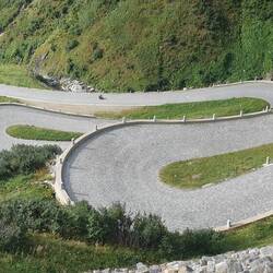 Die alte Gotthard Passstraße hinauf gefahren. Alles noch schön klassisch gepflastert.