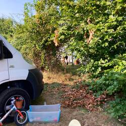 Schwer zu erkennen, aber unser Camping Nachbar mäht den Rasen 🤔