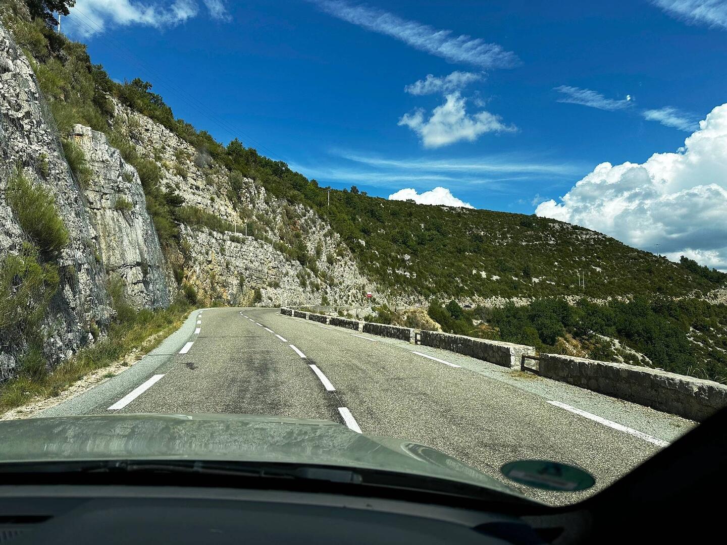 Anfahrt durch die Berge der Haute-Provence