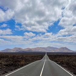Die Straße ist nur Gast auf der Lava