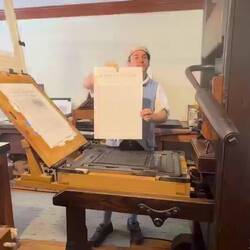 kleine Vorführung der ersten Druckmaschinen mit einzelnen Metallbuchstaben nach dem Setzkastenprinzi
