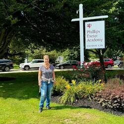 vor der Schule John Irving's in Exeter