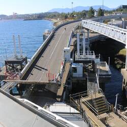 Doppelstöckige Fähre benötigt doppelstöckige Auffahrt.