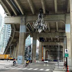 Kronleuchter unter der Brücke