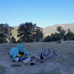 Morgenstimmung nach 'wildem' Camp - alles muss in die Taschen... und der Vorderreifen verliert Luft