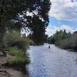 Einfahrt in Silverthorne auf gewundenem Bikepath entlang dem Blue River