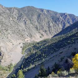 Colorado River mit Eisenbahnlinie