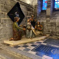 The cathedral had many many natives with statues and art