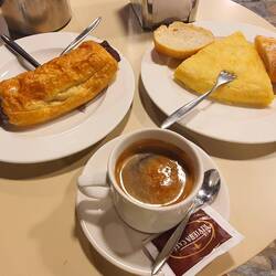 Petite pause à l'espagnole: tortilla con patatas, pan con chocolate y uno Americano ☕️