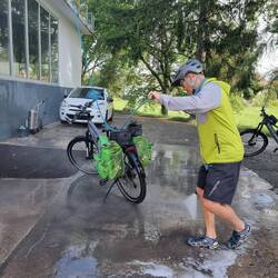 Velo waschen, bevor es in den Zug geht, Richtung Puidoux