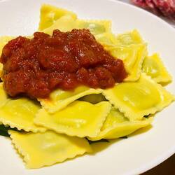 Ravioli mit Ricotta und Spinat an Basilikum-Tomatensauce