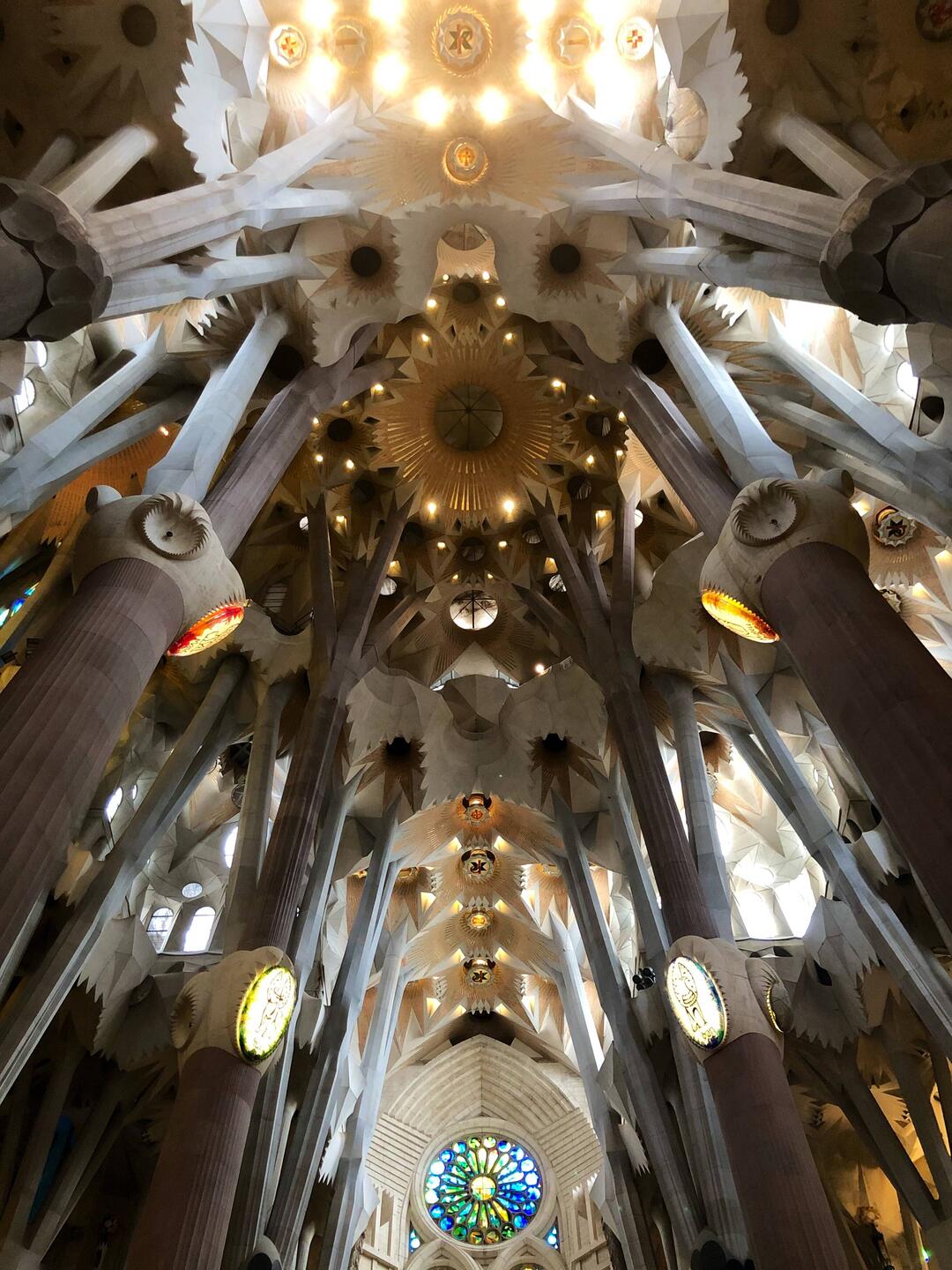 Die roten Porphyr-"Stämme" tragen den Hauptturm der 18 Türme, den Turm Jesu.