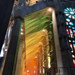 Diese Farben aus reinem Licht durch die Glasfenster an der Passionsfassade.