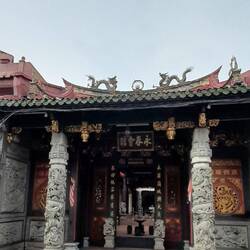 Chinesische und hinduistische Tempelanlagen und Moscheen sind überall in der Stadt verstreut.