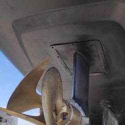 Kunststofflappen Abdichtung Saildrive Schacht, Versuch Kleben und schrauben